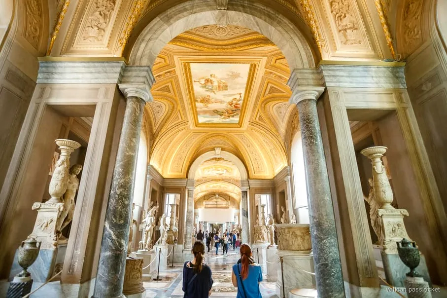 Visitatori all'ingresso salta fila per i biglietti dei Musei Vaticani