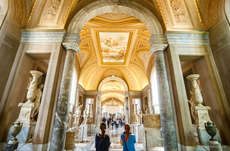 Visiteurs empruntant l'entrée coupe-file pour les billets des Musées du Vatican