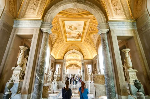 Visitantes entrando pelo corredor sem fila do Museu do Vaticano