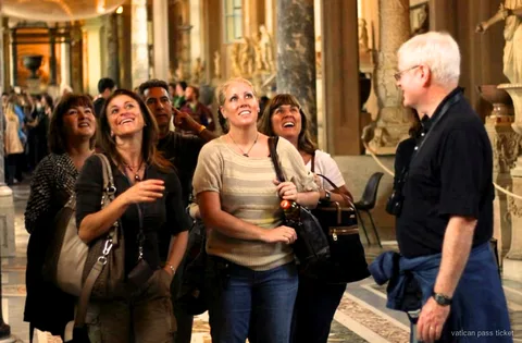 Piccolo gruppo guidato dentro le gallerie dei Musei Vaticani
