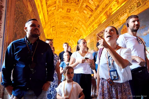Piccolo gruppo di sei persone nel tour primo accesso ai Musei Vaticani