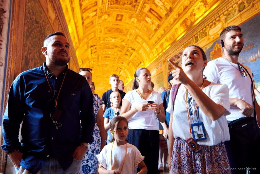 Grupo reducido de seis personas en el tour de primer acceso a los Museos Vaticanos