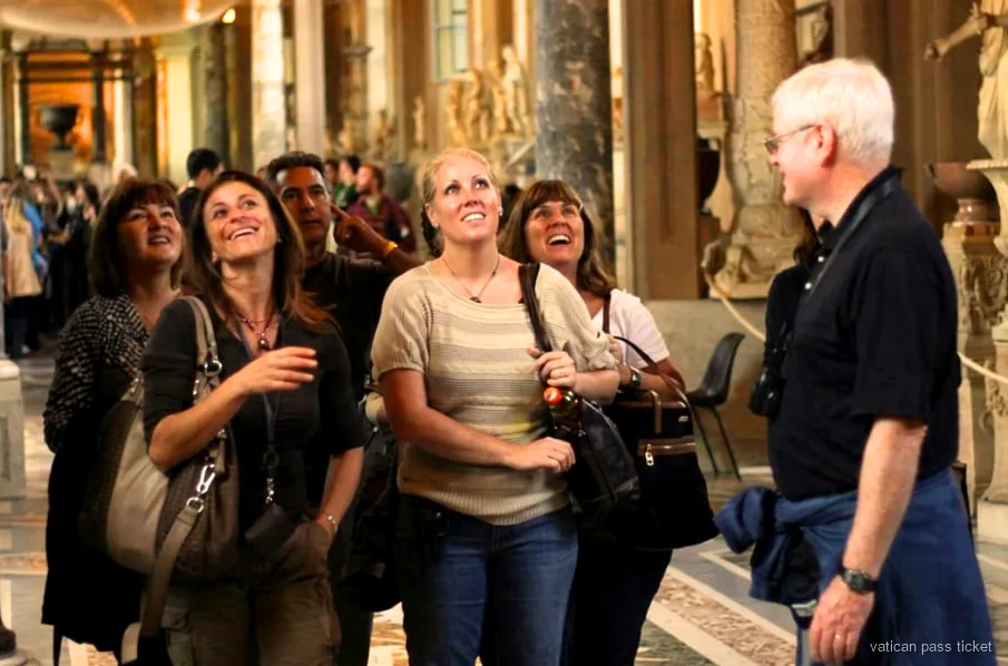 Grupo guiado pequeno dentro das galerias do Museu do Vaticano