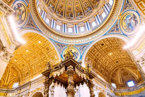 Grupo guiado na Basílica de São Pedro incluída no tour do Museu do Vaticano