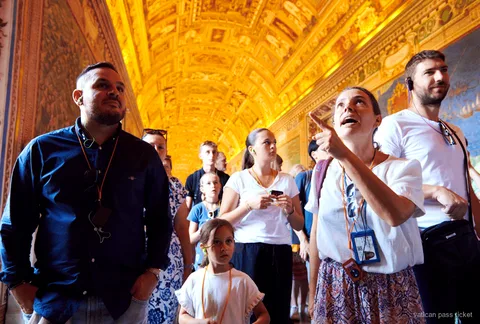 Grupo pequeno de seis pessoas no tour de primeiro acesso ao Museu do Vaticano