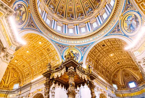 Rondleidingsgroep bij de Sint-Pietersbasiliek, inbegrepen bij de Vaticaan Museum tour