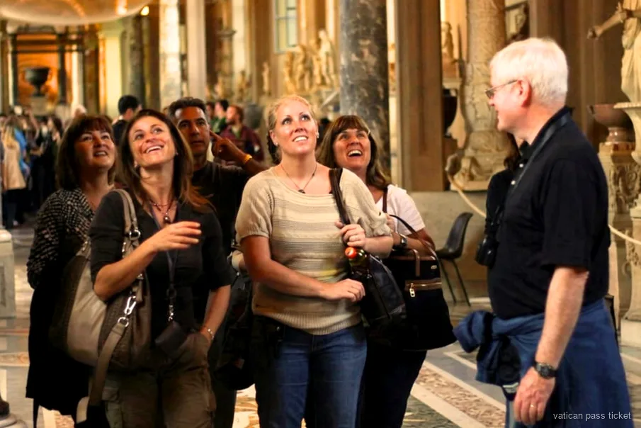 Kleine rondleidingsgroep binnen in de galerijen van de Vaticaanse Musea