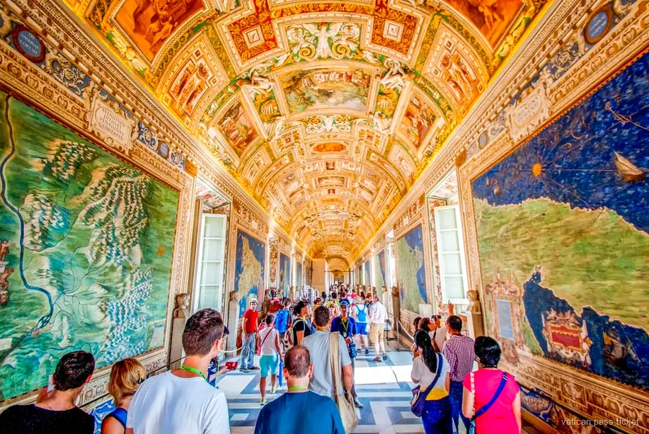 Officiele Vaticaanse gids leidt een rondleiding door de Vaticaanse Musea