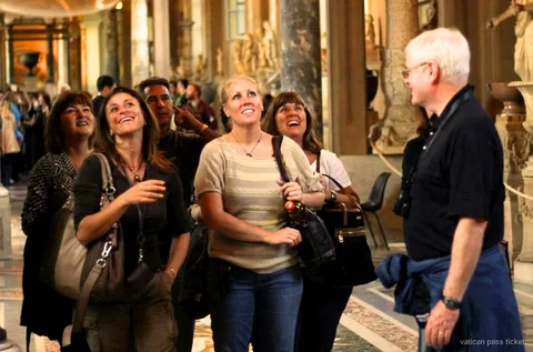 Kleine geführte Gruppe in den Galerien der Vatikanischen Museen