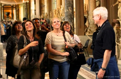 Liten guidad grupp inne i Vatikanmuseernas gallerier