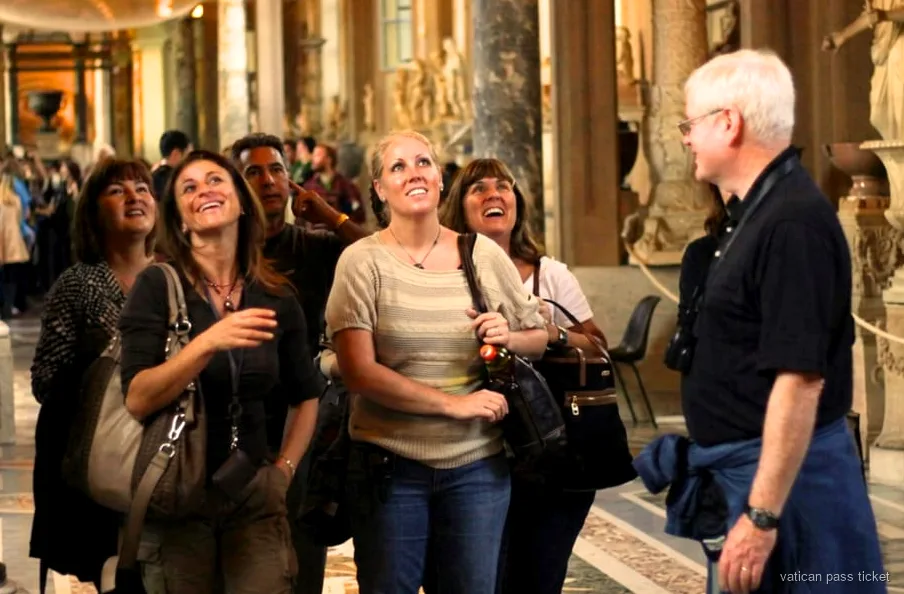 Lille guidet gruppe inde i Vatikanmuseernes gallerier