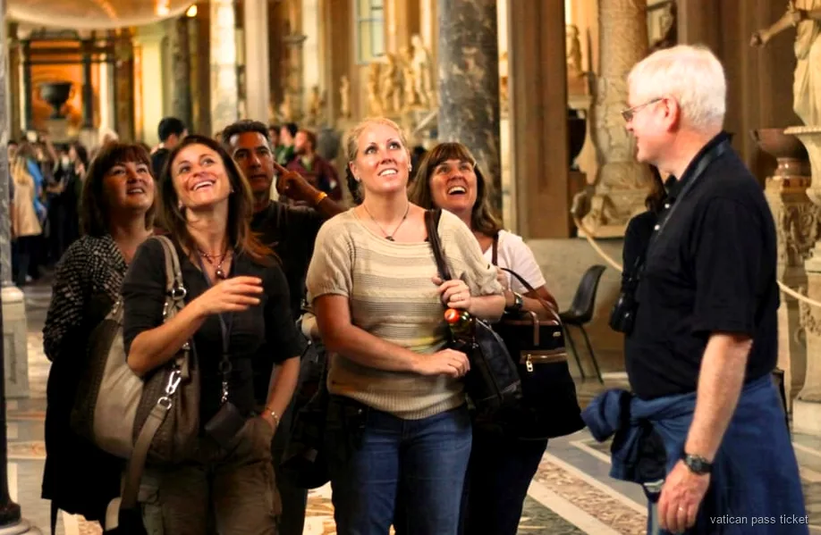 Grupo reducido guiado dentro de las galerías de los Museos Vaticanos