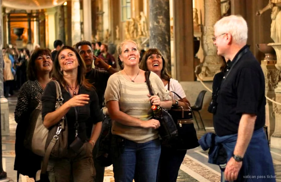 Grup reduit dins les galeries dels Museus Vaticans